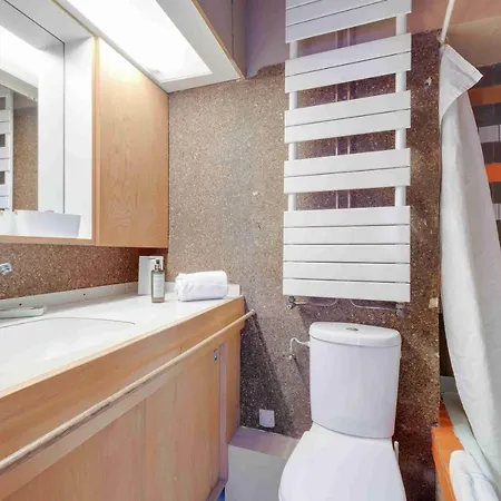 Bright Family Duplex - 3 Bedrooms *